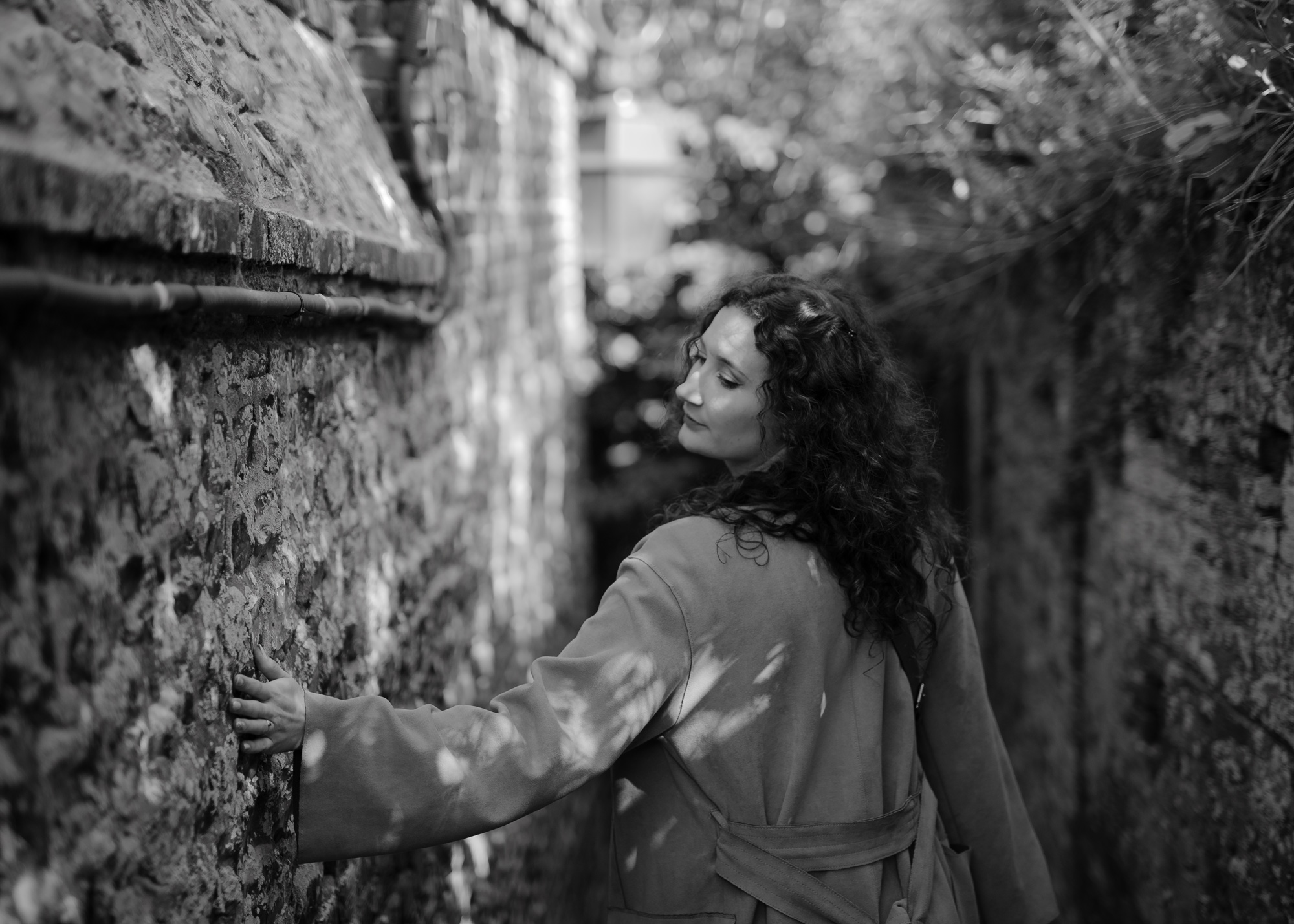 portrait poétique d'une femme en noir et blanc dans une vieille ville